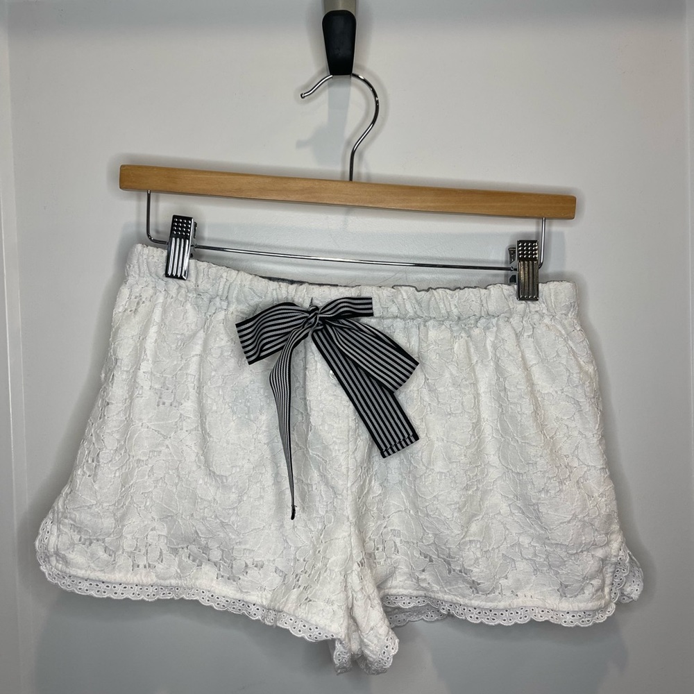 DKNY slew shorts. Super cute and super comfy! Woman’s size medium.